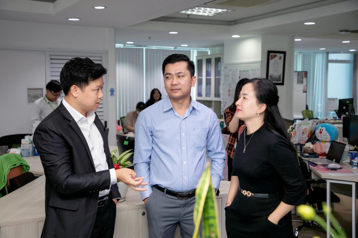 Trao đổi cùng đối tác tại văn phòng Green Sun