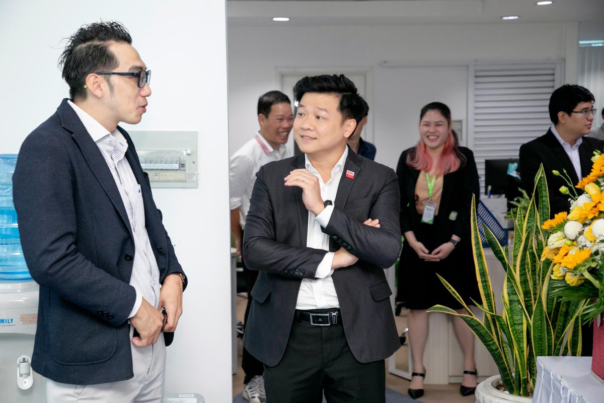 Trao đổi cùng đối tác tại văn phòng Green Sun